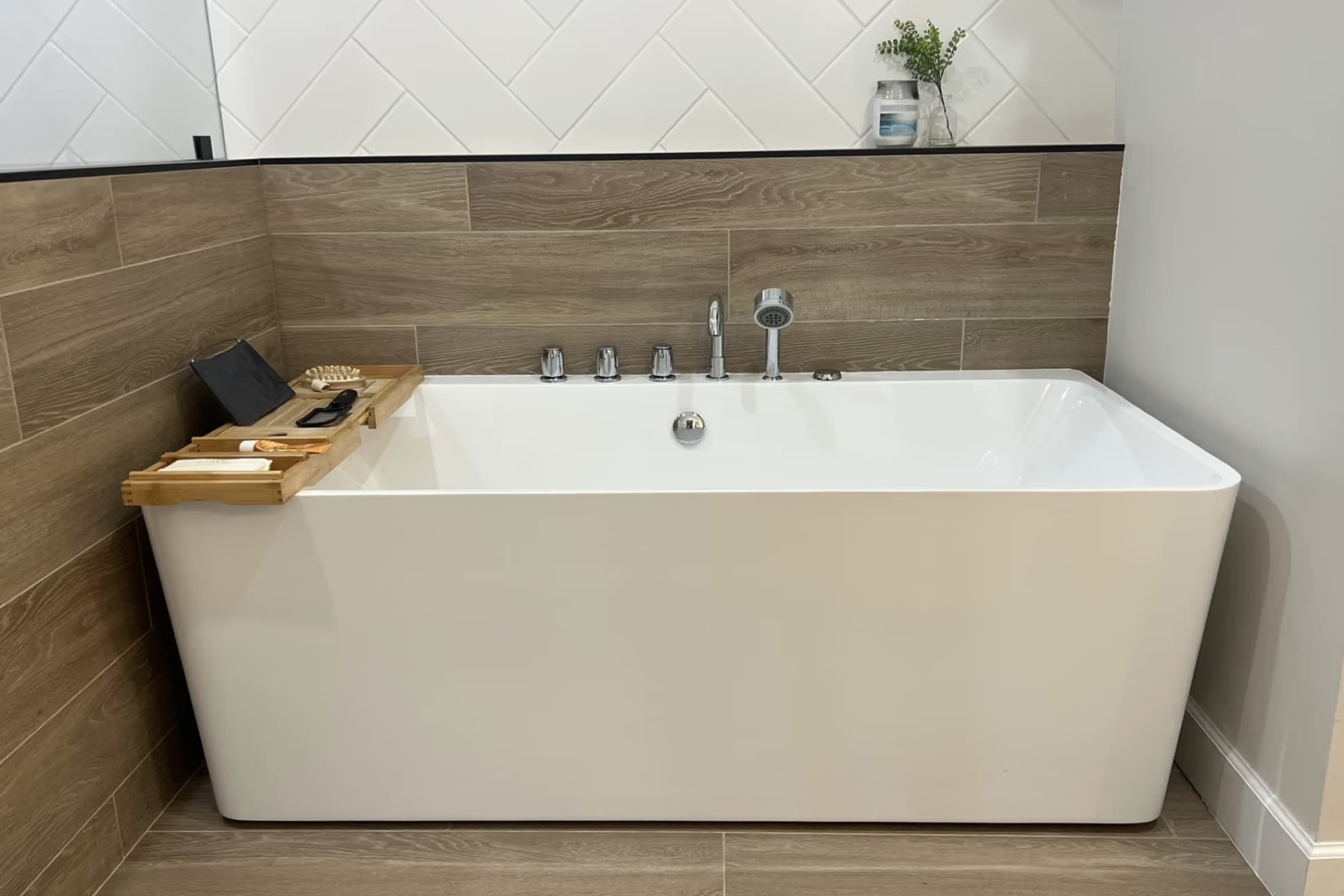 Replacing a Bathtub in Southwest Florida, and What Decides How Long It Takes