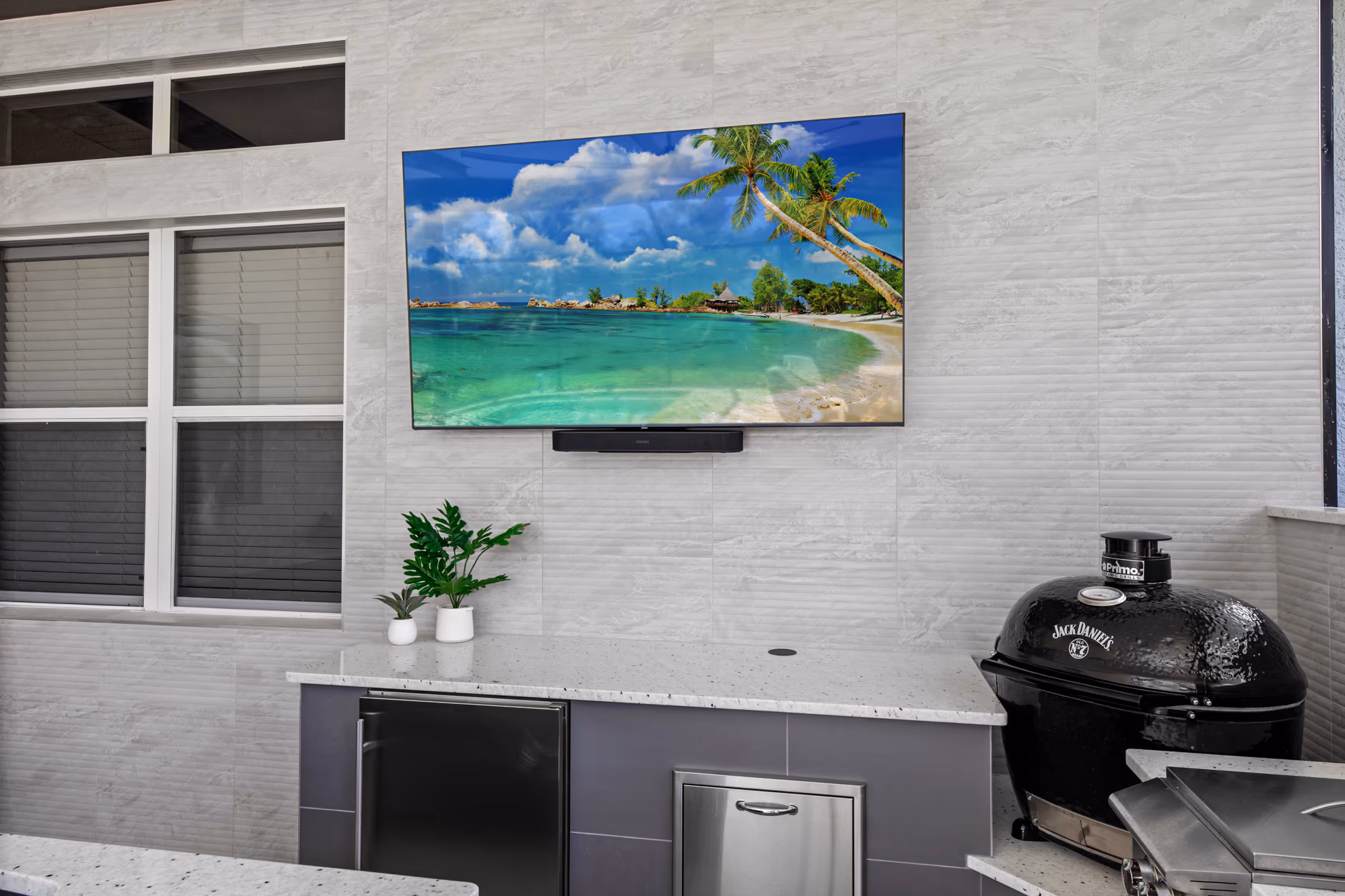 BBQ Islands and Built-In Grills: Choosing Between a Compact Island and a Full Outdoor Kitchen