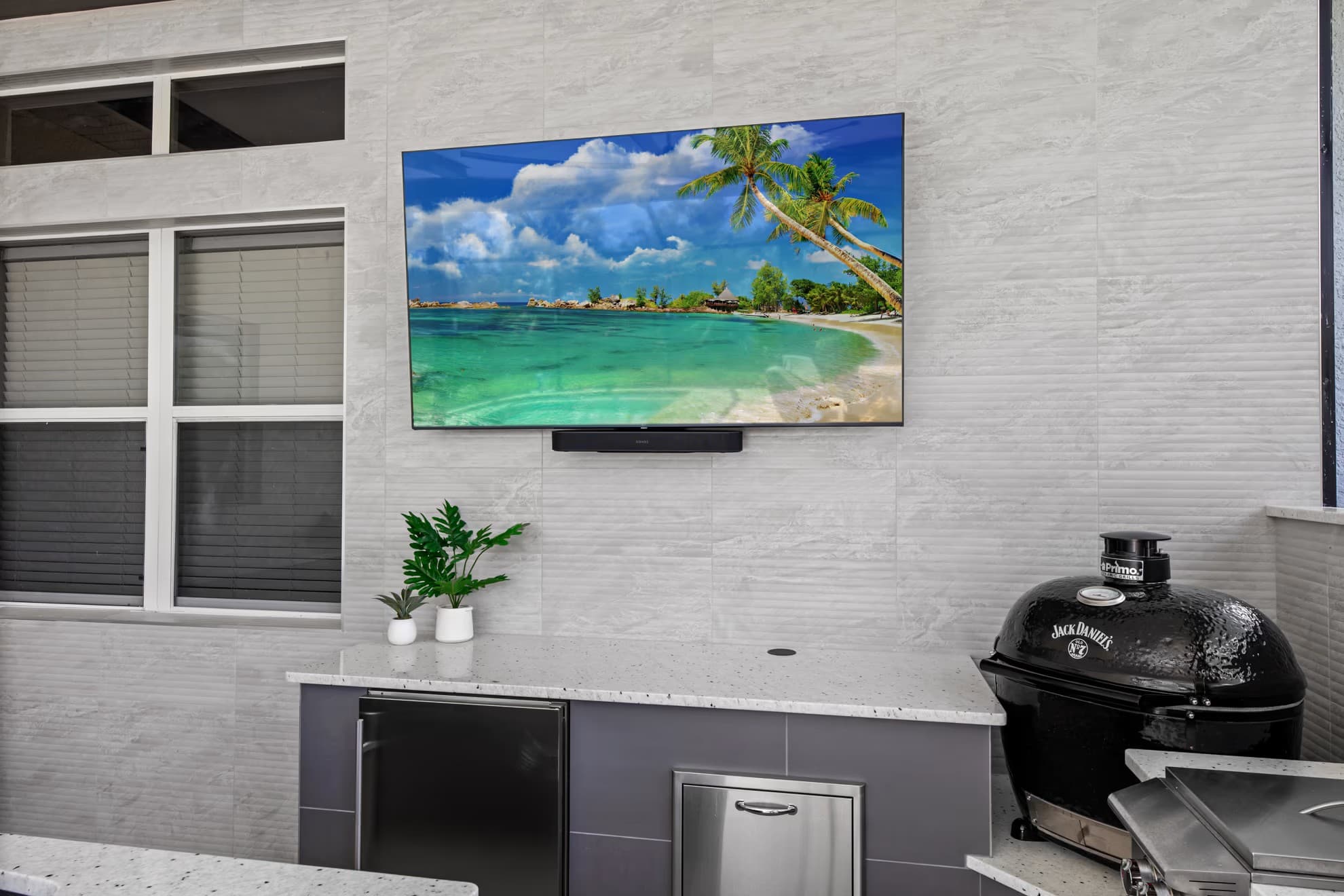 BBQ Islands and Built-In Grills: Choosing Between a Compact Island and a Full Outdoor Kitchen