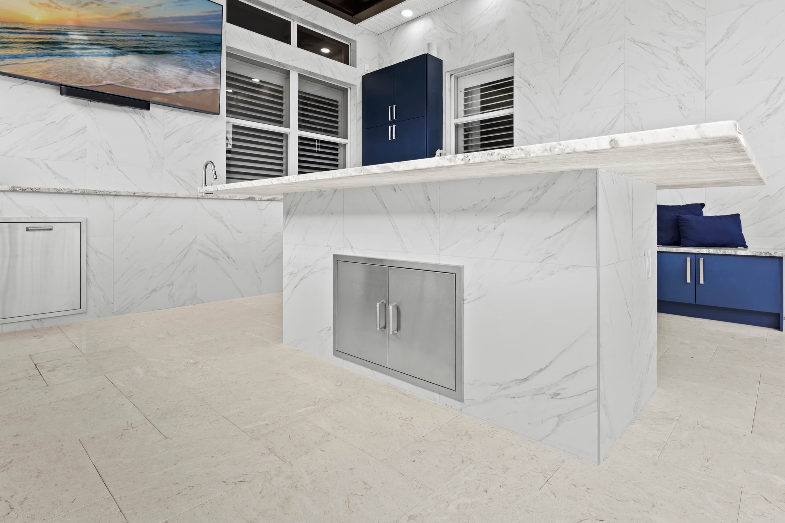 Choosing an Outdoor Kitchen Builder in Southwest Florida: GC, Specialist, or Prefab?